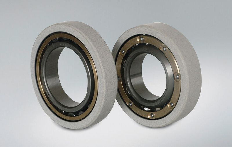 NSK bietet verschiedene Baureihen von stromisolierten Lagern an – zum Beispiel Zylinderrollenlager und Rillenkugellager, auf deren Außenringe mit dem Plasmaspritzverfahren eine Keramikbeschichtung auf Aluminiumoxidbasis aufgebracht wird. (Bild: NSK)