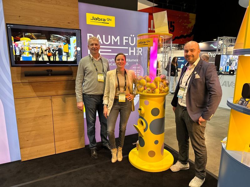 Wer wohl dieses Jahr die goldene Kugel gezogen hat? (v. l. ) Pavle Salopek und Anne Sophie Pavie (Jabra) mit Moritz Kaiser (Kern & Stelly) verraten nichts. (Bild: Vogel IT-Medien GmbH)