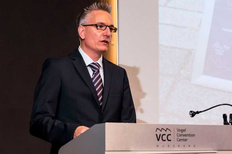 Wolfgang Michel, Chefredakteur von »kfz-betrieb«, führte durch das Programm. (Stefan Bausewein)