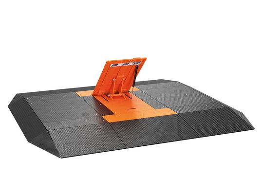 Im mittleren Modul des mobilen Road Blocker M30 befindet sich das 800 Millimeter hohe Sperrelement – die seitlichen Module sorgen für Passierbarkeit.(Bild:  Hörmann)