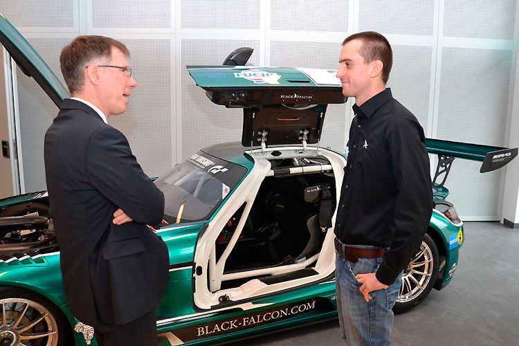 Stefan Knapp, Vorsitzender der Geschäftsführung Fuchs Schmierstoffe GmbH (li.), im Gespräch mit Manuel Metzger vom Motorsportteam Black Falcon.  (Foto: Michel)