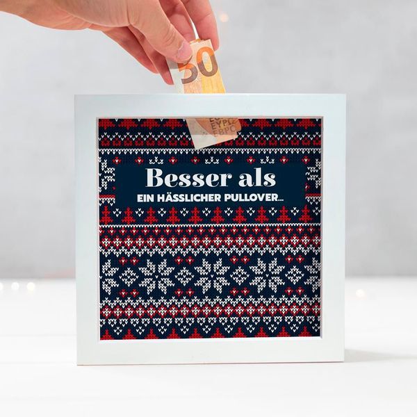 Nicht das richtige Gadget dabei? Dann vielleicht einfach Geld verschenken mit der „Spardose mit winterlichen Hintergründen“. Für 19,95 Euro bei Radbag stehen vier verschiedene Hintergründe mit winterlichen Motiven zur Auswahl, und der Text kann frei gewählt werden. (Bild: www.radbag.de)