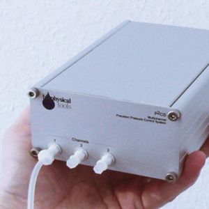 Abb.2: Neben der sehr kompakten Bauweise bietet die P2CS-Serie eine einfache Kommunikation mit ASCII-Befehlen über UART/USB – d.h. Einsatz von fast beliebiger Software ohne weitere Kosten, ein einfaches Open-Source-Programm erlaubt einen schnellen Start und schnelle eigene Erweiterung. Strömungsraten über sechs Größenordnungen können in wenigen Millisekunden eingestellt werden.