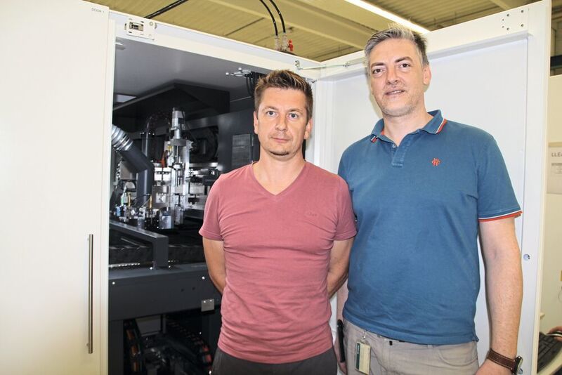 Dr. Dmitrij Walter (links), Leiter Laserprozesstechnik, und Raul Moldovan, Senior Prozessentwickler Laserprozesstechnik bei Manz, bevorzugen das präzise und schonende Verfahren. (Itasse)