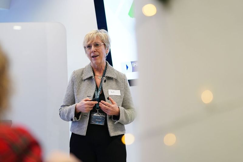 Elfriede Kerschl, Referatsleiterin Fachkräftesicherung bei der IHK für München und Oberbayern, hielt den ersten Vortrag des Mitgliedertreffs. (Bild: Nicolas Armer)