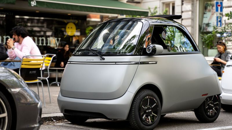Der Microlino ist 2,50 Meter kurz und 1,50 Meter schmal. Er darf maximal 90 km/h schnell sein, um der Fahrzeugklasse L7E zu entsprechen. (Bild: Micro Mobility Systems)