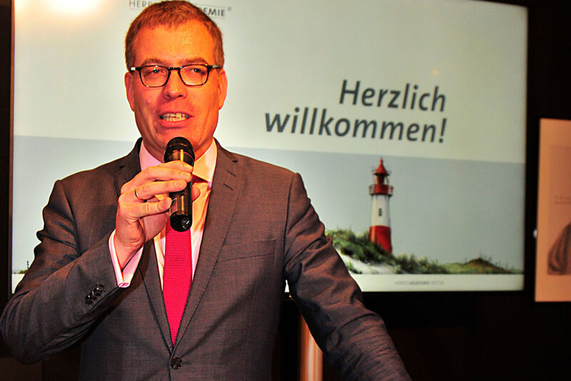 Jan- Nikolas Sontag, Geschäftsführer des Landesverbandes Schleswig-Holsteins, begrüßte die Gäste im Veranstaltungsort „Kaamp-Hüs“ mit einem typischen „Moin Moin“. (Zietz / »kfz-betrieb«)