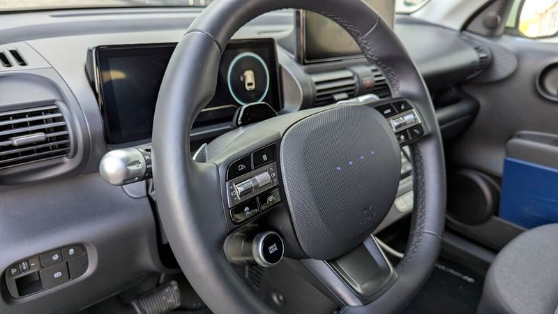 Trotz seines günstigen Preises besitzt der Hyundai richtig schöne, wertige Bedienelemente. Wenn man bedenkt, wie es an den Lenkradspeichen manch deutscher Luxuslimousine aussieht... (Bild: Rosenow – VCG)