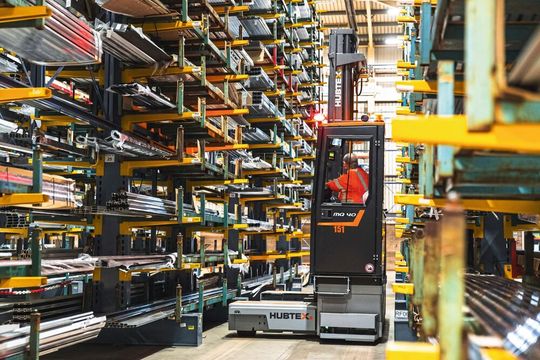 Sichtachsen im Schmalgang: Die Sensorik überwacht laut Hersteller die Regale und erkennt herausragende Lasten.(Bild:  Hubtex)