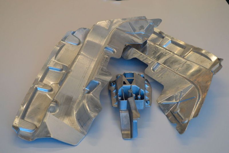 Aluminium-Strukturbauteile werden in der Fertigungslinie von SHL geschliffen, entgratet, gefräst und genietet. (SHL)