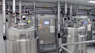 Mit einer flexiblen dezentralen Prozess-Steuerung lassen sich Prozessschritte automatisieren und gleichzeitig manuelle Aufwände für die regulatorischen Anforderungen reduzieren.  (Bild: Wago)