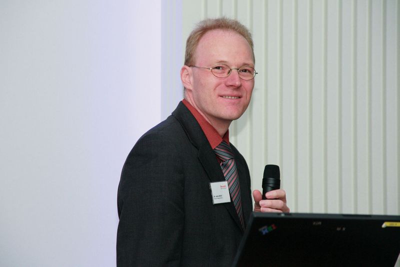 Dr. Jens Brühl, Leiter Systementwicklung Werkzeugmaschinen bei der Bosch Rexroth AG: „ Indramotion MTX cta und MTX ega ermöglichen es, die Bewegungen verschiedener Antriebe miteinander zu verschleifen und zu parallelisieren und damit sowohl Energieverbrauch als auch Zykluszeiten zu reduzieren.“Bild: Schäfer (Archiv: Vogel Business Media)