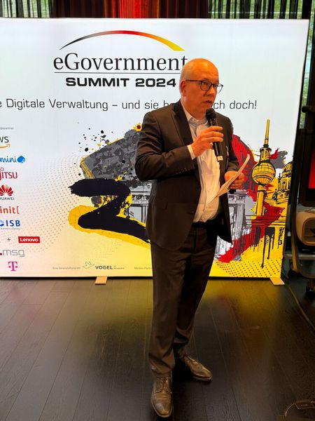 Alexander Handschuh, Sprecher des Deutschen Städte- und Gemeindebundes, sah es sportlich: „Verwaltungsdigitalisierung als Teamwork – Spielfeld für Bund, Länder und Kommunen definieren“ war das Motto seines Impulsstatements. (©Vogel IT-Akademie)