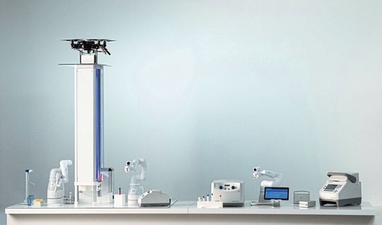 Abb. 2: Das vom Hamburger Startup bAhead entwickelte Konzept erlaubt es, nahezu jedes Gerät zu digitalisieren und in eine Plattform zu integrieren. Die Lösung vereint einen collaborierenden Robotarm  (Cobot) mit einer 3D-Kamera an dem Arm mit einer cloudbasierten künstlichen Intelligenz. (Bild:  Bahead)
