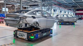 Fahrerlose Transportfahrzeuge (FTF) im Produktionsumfeld profitieren von einer intelligenten Ladeinfrastruktur, die Stillstände minimiert und den Durchsatz steigert. (Bild: Wiferion)