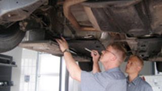 Qualitätsstandards bei der Fahrzeugdiagnose und Endabnahme unterstützen die Servicemitarbeiter und gewährleisten eine erfolgreiche Erstreparatur.  Foto: Archiv (Archiv: Vogel Business Media)