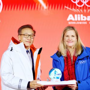 Alibaba Group präsentiert „Wonder on Ice“ im Mailänder Castello Sforzesco für Milano Cortina 2026 (Links: Joe Tsai, Chairman der Alibaba Group; rechts: Kirsty Coventry, Präsidentin des Internationalen Olympischen Komitees (IOC)) (Bild:  Alibaba)