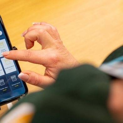 Smart-Home-Technologien vernetzen Fenster, Rollläden, Raffstores, Textilscreens sowie Lüftungs- und Steuerungssysteme zu einem intelligenten Gesamtsystem. Auf dieser Grundlage reagiert das Gebäude automatisch und verhindert eine Überhitzung oder Unterkühlung bevor sie entsteht.  (Bild: Frank Eppler/Messe Stuttgart)