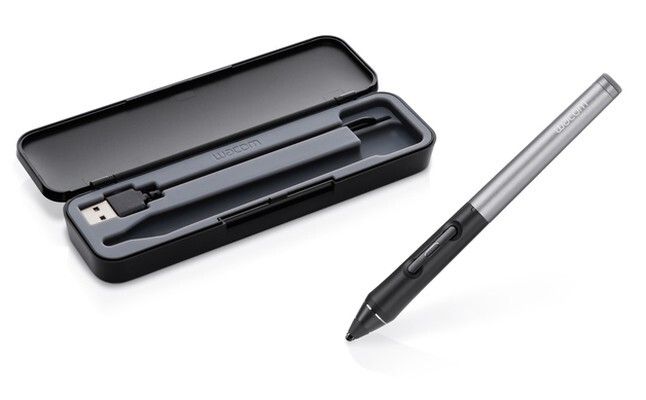 Red Dot Award 2015 - Aktiver Stylus für iPads Intuos Creative Stylus 2 von Wacom: Der Intuos Creative Stylus 2 verfügt über eine feine, feste Spitze, die beim Zeichnen auf einem iPad eine gute Sicht auf die Arbeit und eine präzise Strichführung ermöglicht. Dank der 2.048 Druckstufen reagiert der Stylus sensibel auf kleine Berührungen, ganz wie beim echten Zeichnen oder Malen auf Papier und Leinwand. Er wird in einem praktischen Etui ausgeliefert, das das Gerät schützt und zudem Platz für das USB-Ladekabel und Ersatzspitzen bietet. So wird der Stylus zum idealen Begleiter für den mobilen Designer. (Bild: Red Dot)