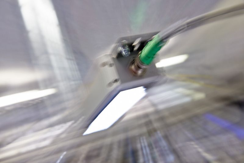 Bild 1: Durch ein verbessertes Beleuchtungskonzept lässt sich signifikant Energie einsparen und die Maschine wird besser ausgeleuchtet. (Bild: Phoenix Contact)