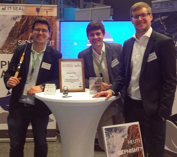 Die drei Gründer von IT-SEAL auf der Messe IT & MEDIA in Frankfurt Anfang diesen Jahres. Von links: Alex Wyllie; Yannic Ambach und David Kelm. (IT-SEAL)