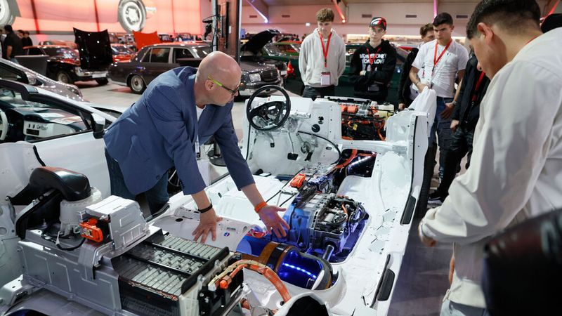 ... sondern auch direkt am Fahrzeug. (Bild: Toyota)