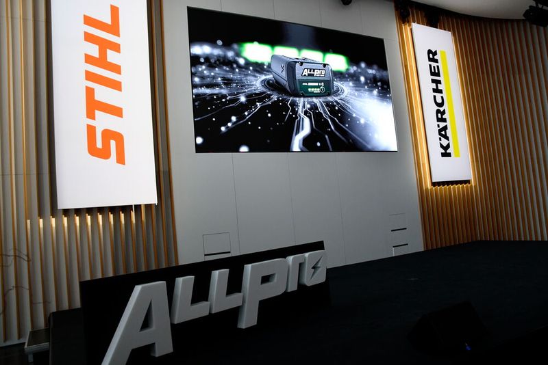 Kurz vor der PK: Die Bühne für die Allpro-Pressekonferenz von Stihl und Kärcher ist bereitet. (Bild: Maienschein)