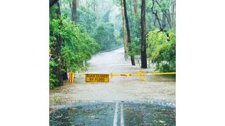 Lieferketten werden durch extreme Wetterlagen wie Fluten anfällig für Unterbrechungen. Laut McKinsey wird etwa die Halleiterfertigung in den nächsten Jahrzehnten deutlich stärker von Wirbelstürmen bedroht. (Bild: gemeinfrei // Unsplash)