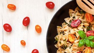 In verarbeiteten Lebensmitteln wie Pasta sind seit Januar 2023 auch Hausgrillen als Zutat zugelassen. Für die Verbraucherakzeptanz möglicherweise eine Chance, da der optische Ekelfaktor entfällt. Allergiker müssen jedoch aufpassen, da Insekten ähnliche Allergene enthalten können wie Krusten- und Schalentiere (Symbolbild). (Bild: Ester_K - stock.adobe.com)