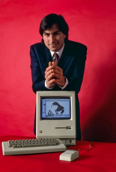 Steve Jobs mit einem Macintosh Anfang 1984. (Bild: frei lizenziert)