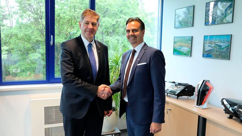 Wilhelm Steger (links) ist neuer CEO der ZKW Group. Er folgt auf Oliver Schubert (rechts). (Bild: ZKW Group)