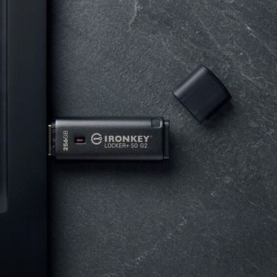 Der USB-Stick IronKey Locker+ 50 G2 von Kingston soll sensible Daten durch eine Verschlüsselung auf Enterprise-Niveau schützen. Mit FIPS-197-Zertifizierung und einer AES-256-Bit-Hardwareverschlüsselung im XTS-Modus. (Bild: Kingston)