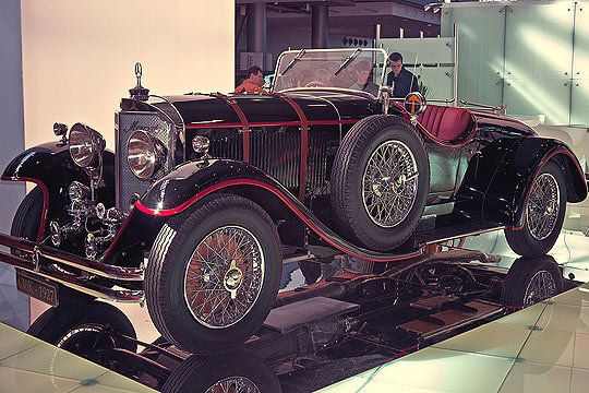 Während in den zwanziger Jahren die Traumfahrzeuge vieler Automobilisten entstehen, wächst das organisierte Kfz-Gewerbe: 1921 werden die ersten Kraftfahrzeuginnungen in Berlin, Dresden und Gießen gegründet. (Museum Sinsheim)