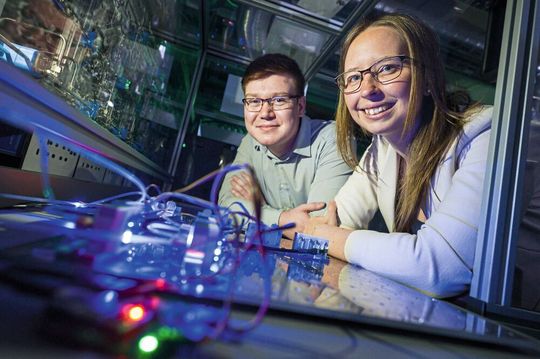 Dennis Arendes, Mitarbeiter am Lehrstuhl von Prof. Andreas Schütze (l.), und Dr. Caroline Schultealbert (3S GmbH) vor einer Gasmischanlage, mit deren Hilfe hochsensitive Gas-Sensoren kalibriert werden, wie sie auf der Hannover Messe vorgestellt werden. Dennis Arendes, Mitarbeiter am Lehrstuhl von Prof. Andreas Schütze (l.), und Dr. Caroline Schultealbert (3S GmbH) vor einer Gasmischanlage, mit deren Hilfe hochsensitive Gas-Sensoren kalibriert werden, wie sie auf der Hannover Messe vorgestellt werden.