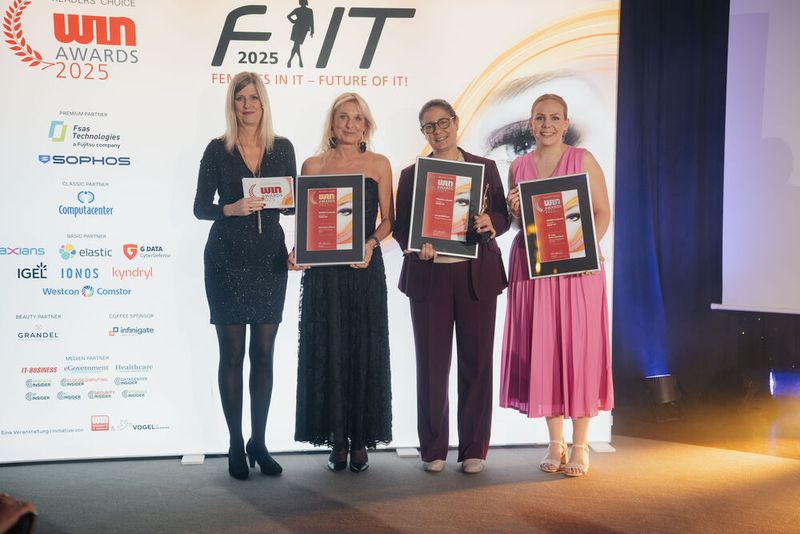 Die Gewinnerinnen aus dem Bereich »Women in eHealth « | Kategorie » Start Up«. Dr. med. Enise Lauterbach (Silber), Anna Maria Ullmann (Gold) und Doreen Dahlmann (Platin). (Bild: Manuel Emme Fotografie)