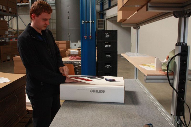 Ein Exone-Notebook bekommt beim Verpacken den letzten Schliff. (IT-BUSINESS/Sarah Maier)