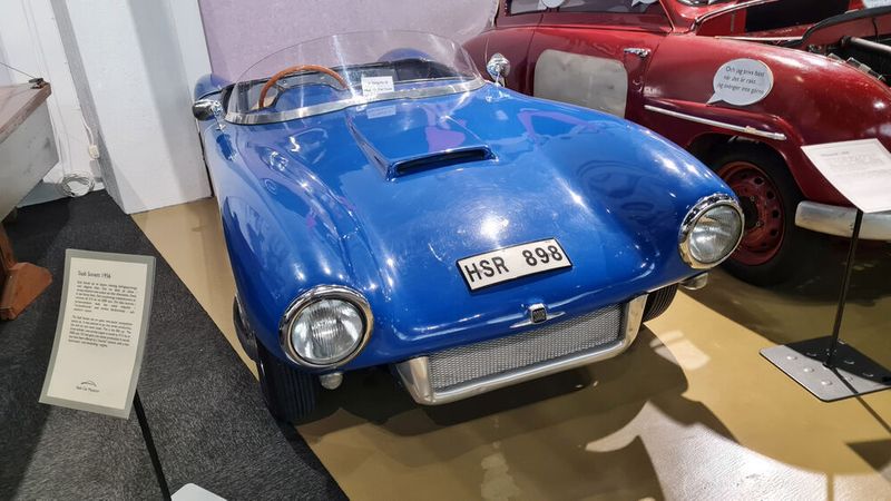 Ab Mitte der 50er-Jahre startete Saab ein Entwicklungsprogramm für den Sportbereich und entwarf den Saab Sonett I, der 1955 auf dem Stockholmer Automobilsalon vorgestellt und bis Anfang 1957 gefertigt wurde. Die Leichtbaukonstruktion mit Leichtmetall-Monocoque bestand aus genieteten Aluminiumplatten. (Bild: Autoren-Union Mobilität/Michael Kirchberger)