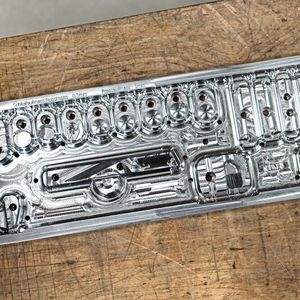 Auf der Acura 65 EL werden in der Nachtschicht und am  Wochenende mannlos wiederkehrende Normteile gefräst. Im Bild zu sehen:  verschachtelte  Verschleissteile für Spritzgusswerkzeuge. Diese werden im  weiteren Verlauf noch geschlichtet und  abschliessend  drahterodiert.(Bild:  Hedelius)