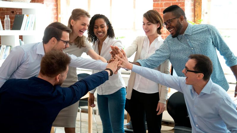 Die vier Grundsätze der ISC2 Chapter Zusammenarbeit, Wissenstransfer, Förderung von Nachwuchs und Aufklärung und Stärkung lokaler Gemeinschaften stärken die Kompetenzen der Mitglieder und sensibilisieren die Gemeinschaft für Cyberrisiken.(Bild:  fizkes - stock.adobe.com)