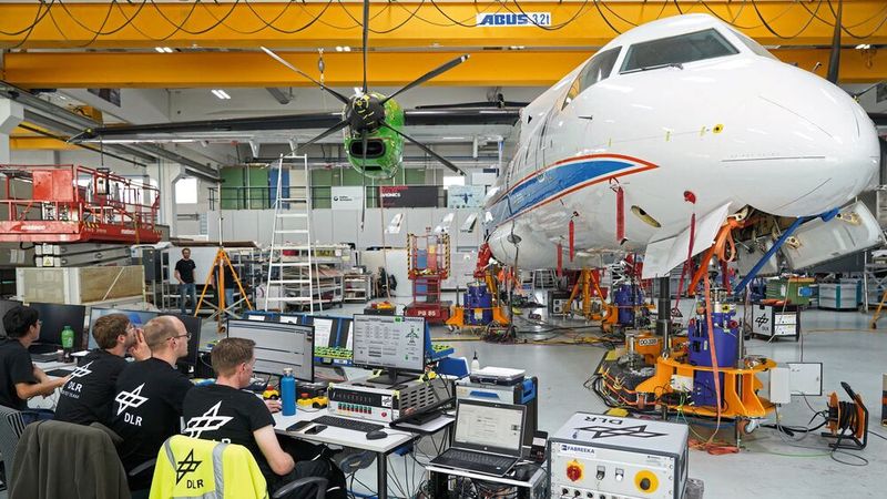 Dank einer speziellen Software können die Forschenden des DLR-Instituts für Aeroelastik die eingehenden Messdaten vorab prüfen und mit den Daten des Vorhersagemodells vergleichen. So konnten sie den Standschwingungsversuch effizient durchführen und hochwertige Daten gewinnen. (Bild: DLR)