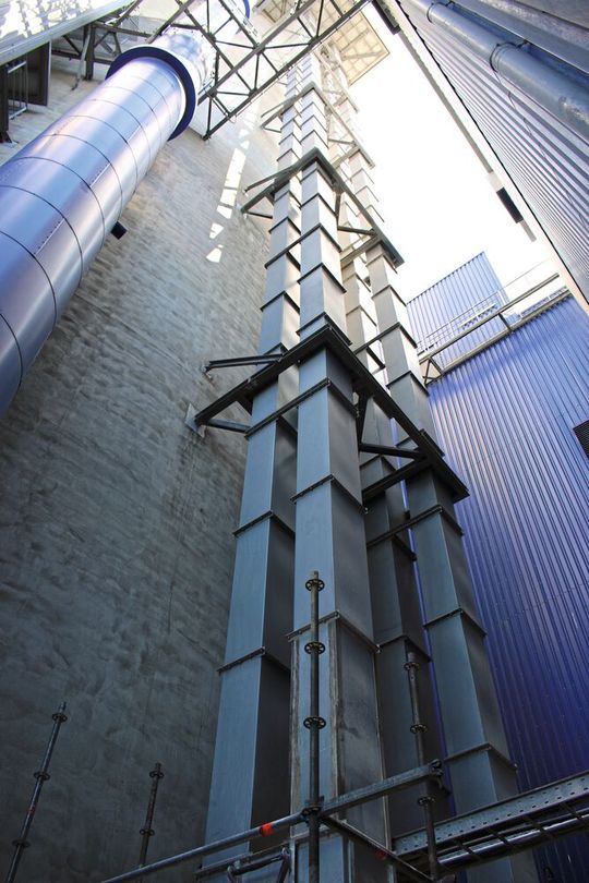 Der Zementhersteller konnte mit dieser Modernisierung die Förderleistung der Becherwerke für die Zementsilobeschickung steigern. Der Zementhersteller konnte mit dieser Modernisierung die Förderleistung der Becherwerke für die Zementsilobeschickung steigern.