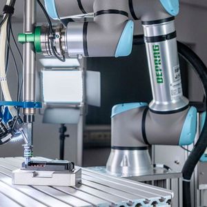 Um das neue, smarte Verschraubungssystem zu nutzen, werden die Robotersteuerung Mirai von Micropsi Industries und das Deprag-Schraubsystem an einem Roboterarm fixiert.(Bild:  Deprag)