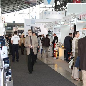 Erster Messetag: Die Hallen der 27. Control in Stuttgart sind gut besucht.