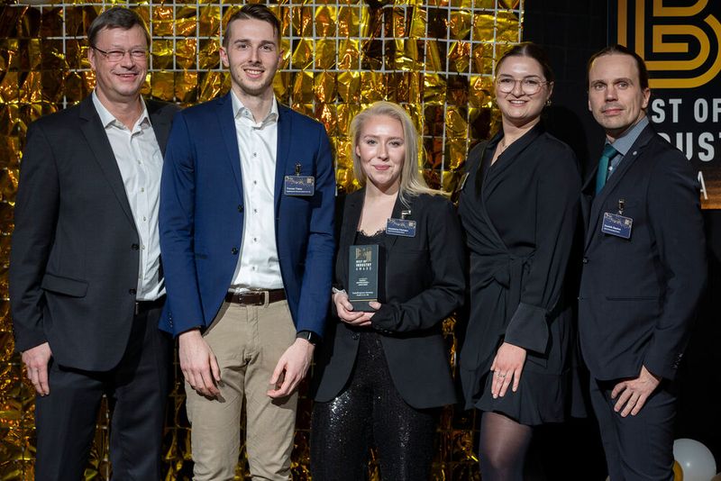 Die Erinnerungsbilder mit verdienter Trophäe durften natürlich nicht fehlen... (Bild: Vogel Communications Group)