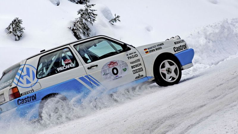 Heute berühmt und begehrt: Der Rallye Golf (offiziell kein GTI!) verfügt über einen 1,8-l-Motor mit G-Spirallader und leistet 118 kW (160 PS). Dieses Sondermodell für den Straßenverkehr wurde als Homologationsmodell in den Jahren 1989 bis 1991 für den Rallyeeinsatz in einer Auflage von 5.000 Stück gebaut. Durch eine geringe Reduzierung der Bohrung wurde der Hubraum des Serien-G60-Motors für den Rallye Golf auf 1760 cm³ abgesenkt. Nach dieser Anpassung des Hubraums und unter Berücksichtigung des Korrekturfaktors für aufgeladene Motoren (1,7) konnte der Rallye Golf in der Hubraumklasse bis 3.000 cm³ nach dem Gruppe A Reglement homologiert werden. (Bild: Volkswagen AG)