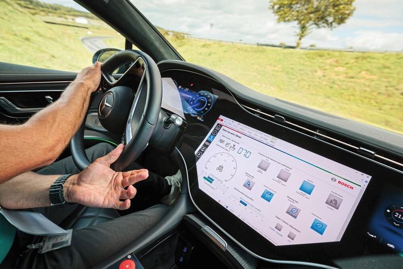 With steer-by-wire, the steering system's ratio can be adjusted variably. When driving on switchbacks, there's no need to reposition the hands, as half a turn of the steering wheel is enough to navigate through the hairpin turns. (Image:Bosch)