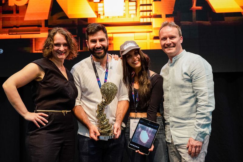 Ein Höhepunkt des zweiten Veranstaltungstages war die Auszeichnung des „Pioniers der Dekade“. Anlass für diese besondere Ehrung war das Jubiläum der 3D Pioneers Challenge. Der internationale Wettbewerb für fortschrittliche Technologien fand in diesem Jahr zum zehnten Mal statt. Bewerben um den Preis konnten sich alle bisherigen über 400 Finalisten. 33 haben es in die Endrunde nach Erfurt geschafft. Daraus kürte die Jury das Team des Dvirs Lab der Tel Aviv University zum „Pionier der Dekade“ für ihr 3D-gedrucktes Herz aus Stammzellen.  (Bild: Christian Seeling)