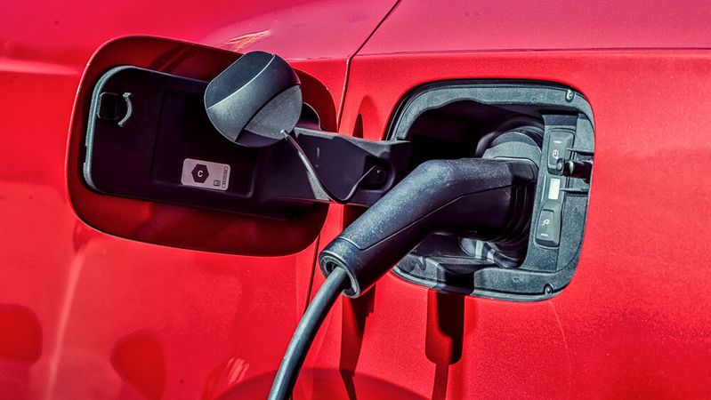 Selbst große Plug-in-Hybride wie der Bentley Bentayga haben nicht immer einen Schnellladeanschluss.(Bild:  Bentley)