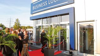 Bei der Eröffnungsfeier der Bleker Business Lounge wurde den Gästen der rote Teppich ausgerollt, im Betriebsalltag dann den Kunden.  (Bild: Baeuchle/»kfz-betrieb«)