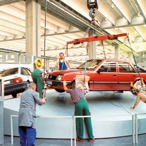 1981 feierte der Opel Ascona C auf der IAA in Frankfurt seine Weltpremiere. Das Bild zeigt, wie damals der Stand auf der Messe aufgebaut wurde.(Bild:  Opel)